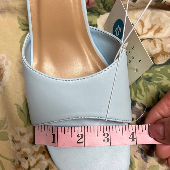 Light blue light on heels shoes - Picture 10 of 12